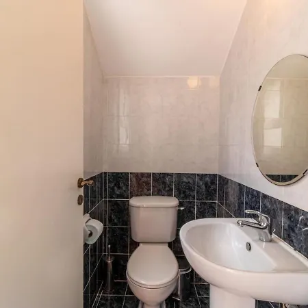 Dom wakacyjny - 3br Romantic Retreat Near Coral Bay Peja