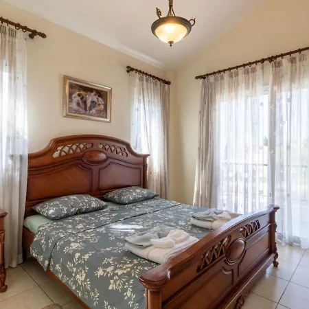 Holiday home - 3br Romantic Retreat Near Coral Bay