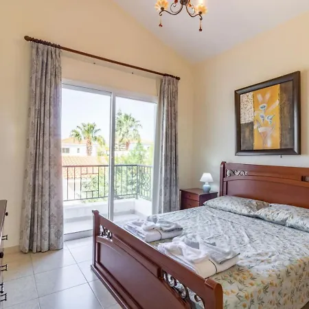 Ferienhaus - 3br Romantic Retreat Near Coral Bay Peyia