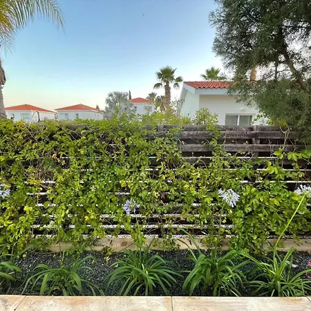 - 3br Romantic Retreat Near Coral Bay بيت للعطل