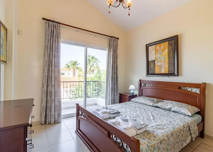 Holiday home - 3br Romantic Retreat Near Coral Bay Peyia